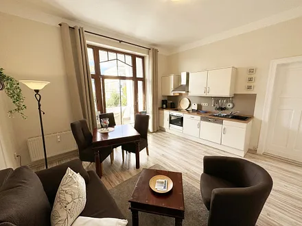 Blick zur Küchenzeile von der Couchecke