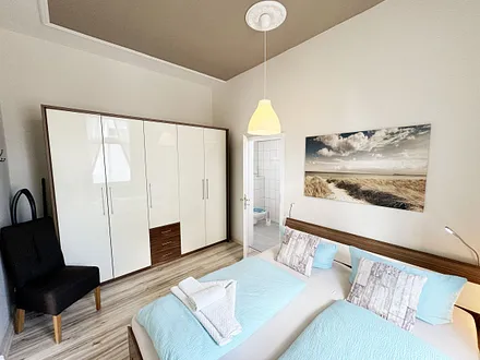 Schlafzimmer mit Zugang zum Badezimmer