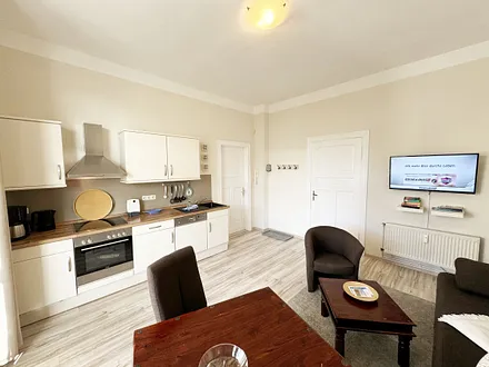 Wohnbereich mit angrenzender Küchenzeile