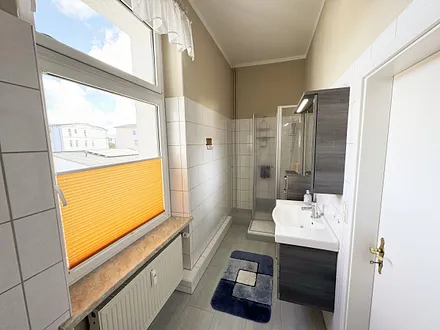 Badezimmer mit flacher Dusche