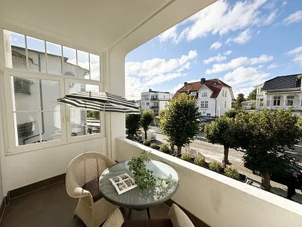 Balkon mit Sonnenschirm