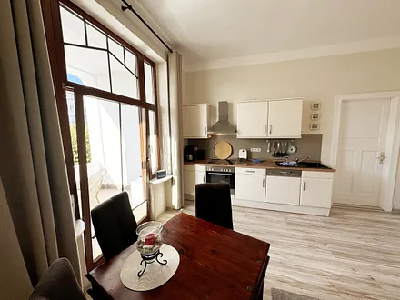 Essplatz mit Blick zur Küchenzeile