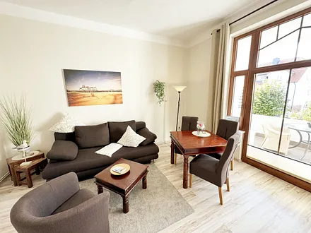 Wohnbereich mit Zugang zum Balkon