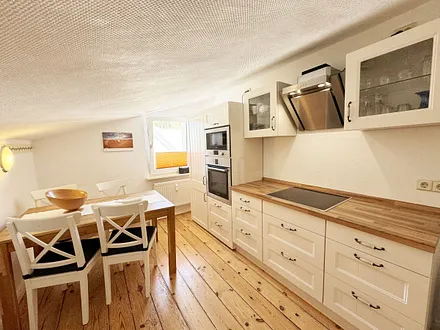 Küche mit Geschirrspüler