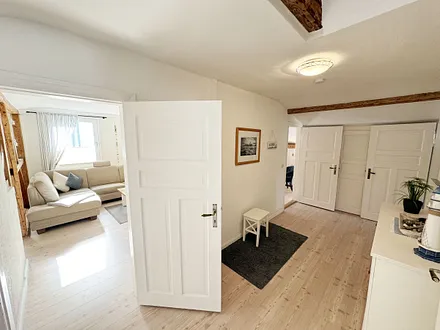 Flurbereich mit Zugang zu den Schlafräumen, Küche & Wohnraum