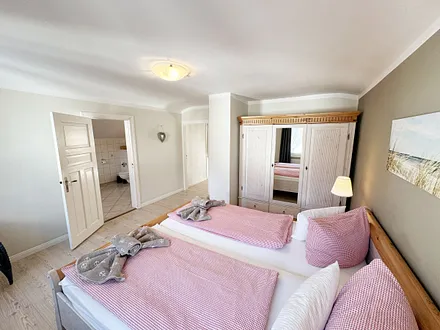 1. Schlafzimmer mit Doppelbett