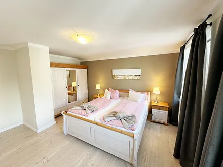 1. Schlafzimmer mit Kleiderschrank