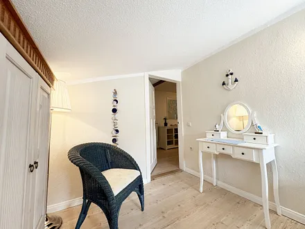 2. Schlafzimmer mit kleinem Schminktisch