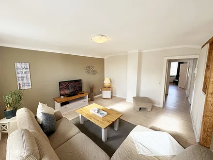 Wohnbereich mit Blick in den Flur