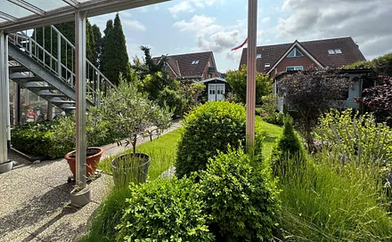 Blick von der Terrasse in den Garten