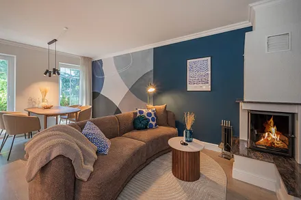 offener Wohnraum mit Kamin