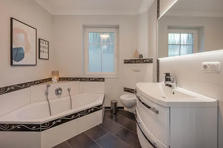 Bad mit Dusche und Badewanne