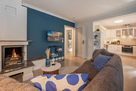 offener Wohnraum mit Küchenzeile