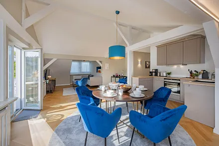 offener Wohnbereich mit Küchenzeile