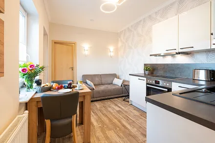 Wohnzimmer mit offener Küche und Essbereich