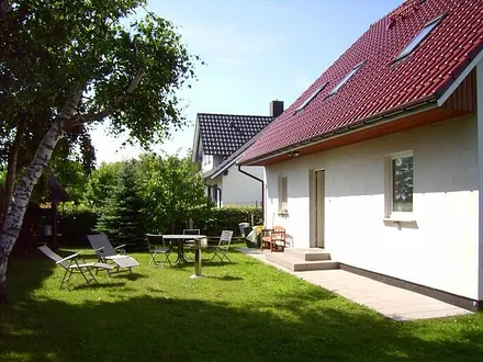 Eingang mit Gartenterasse