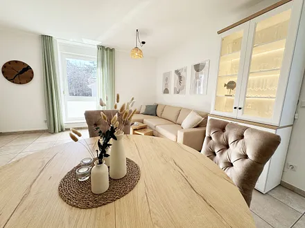 gemütlicher Wohnbereich mit Esstisch