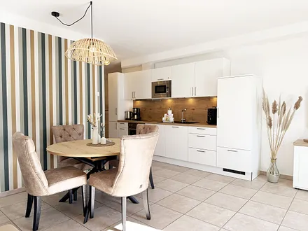 moderne Küchenzeile mit Esstisch