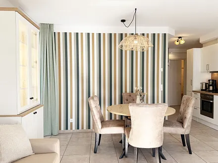 Esstisch mit Stühlen