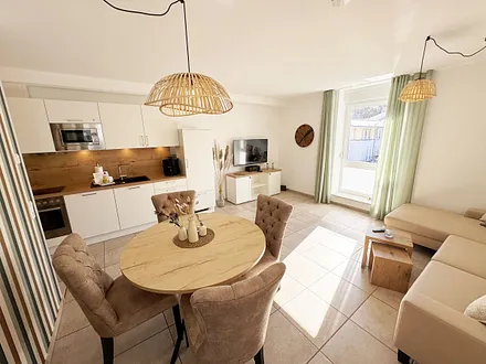 moderne Küchenzeile mit Wohn-und Essbereich