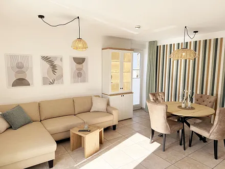 Wohn-und Essbereich mit beleuchteter Vitrine