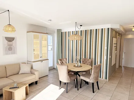 Wohn-und Essbereich mit beleuchteter Vitrine