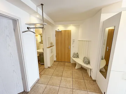 Eingangsbereich mit Garderobe und Sitzbank