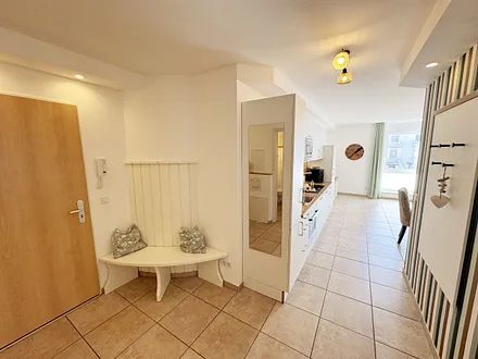 Eingangsbereich mit Garderobe und Sitzbank