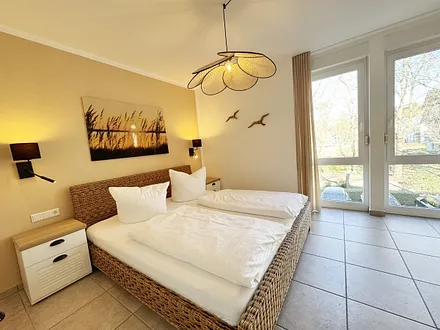 1.Schlafzimmer mit Doppelbett und  Nachttischablagen