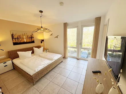 1.Schlafzimmer mit Doppelbett und Smart-TV