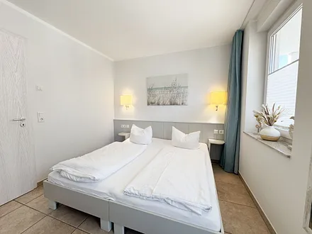 2.Schlafzimmer mit Doppelbett und Nachttischablagen