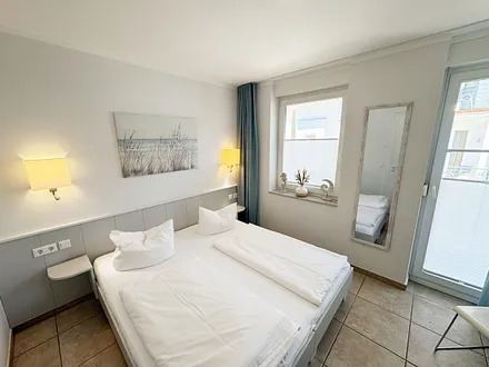 2.Schlafzimmer mit Doppelbett und Nachttischablagen