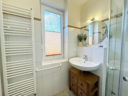 1.Badezimmer mit Dusche und Fenster