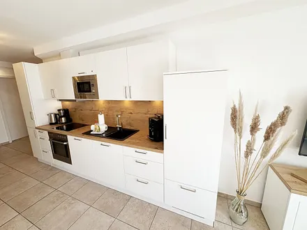 Küchenzeile mit modernen Küchengeräten