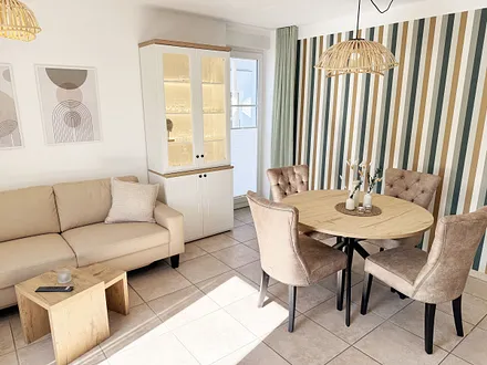 Wohn-und Essbereich mit beleuchteter Vitrine