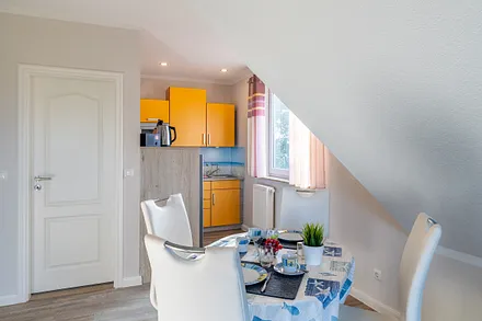 Küchenzeile mit Esstisch