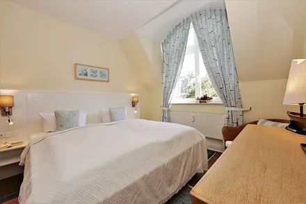 Schlafzimmer mit Doppelbett