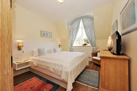 Schlafzimmer mit Doppelbett