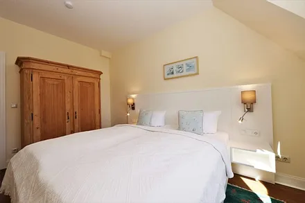 Schlafzimmer mit Doppelbett