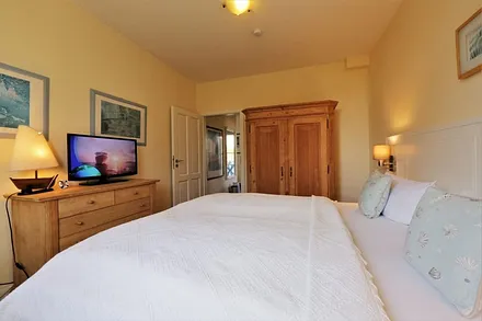 Schlafzimmer mit Doppelbett