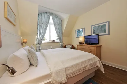 Schlafzimmer mit Doppelbett