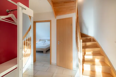 Flur mit Treppe ins Dachgeschoss 