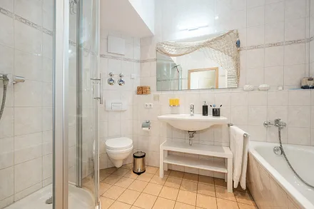 Bad mit Badewanne und Dusche