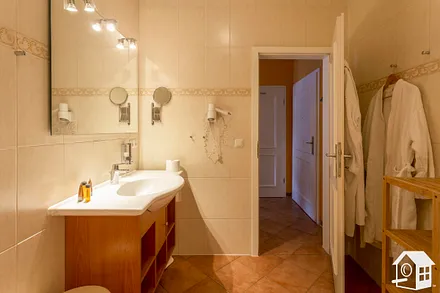 ...Handtuchheizung, Fußsprudelbad, Kosmetikspiegel und Fön