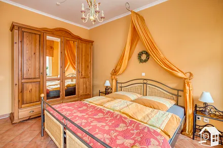 ...Kabel-TV mit DVD-Player, Safe, Kronleuchter & großem Kleiderschrank