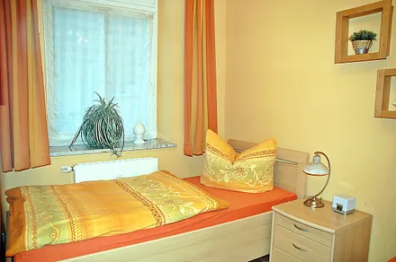 Das zweite Schlafzimmer mit Fenster und 2 separaten Einzelbetten