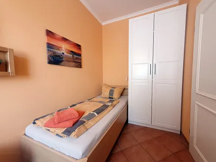 Das zweite Einzelbett im zweiten Schlafzimmer (die Betten in beiden Schlafzimmern verfügen übrigens über verstellbare Lattenroste)