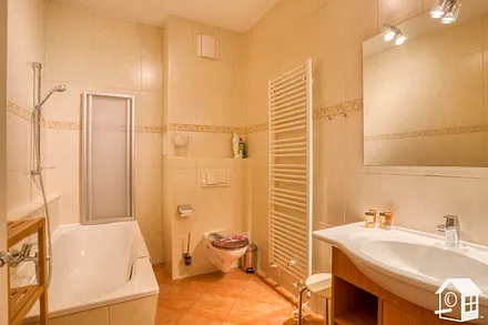 Luxuriöses, großzügiges Bad mit Badewanne mit Duschvorrichtung....