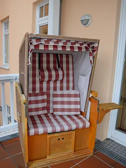 ...und eigenem Strandkorb zum Sonnenbaden und Genießen !!! (direkt am Strand steht Ihnen ein weiterer Strandkorb zur Verfügung)