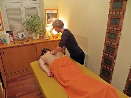 Massagen sowie Kosmetik- und Wellnessanwendungen in der direkt benachbarten SPA-Oase !!!